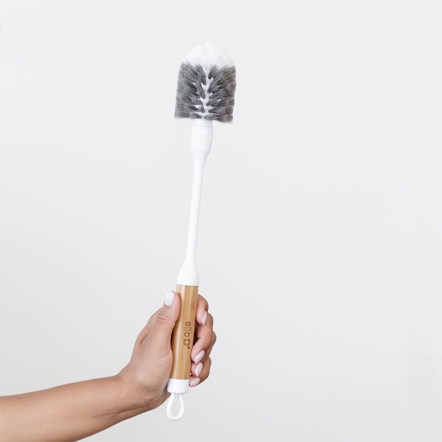 ello_cleaning_brush_lifestyle.jpg